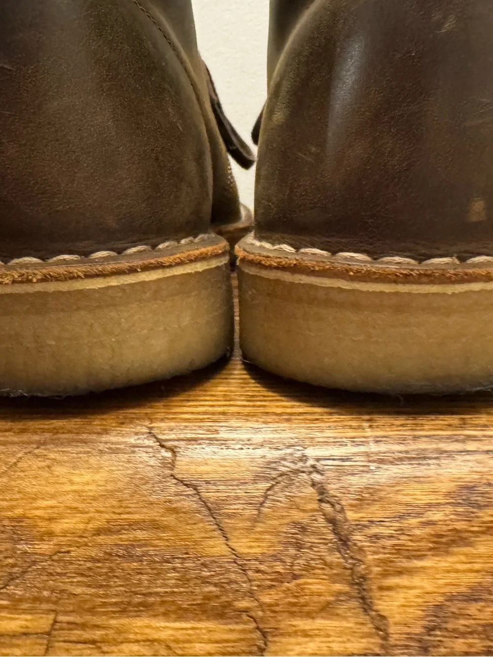 Clark’s classic crepe sole desert boot in brown beeswax size 9.5